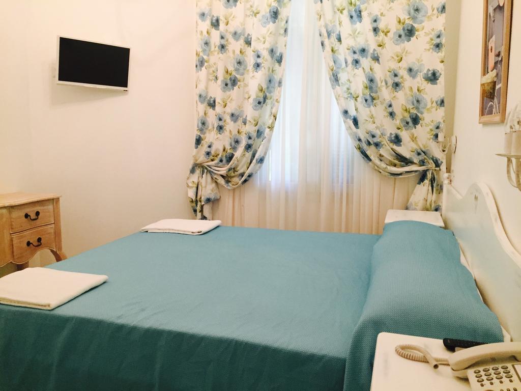 Hotel La Scogliera Bordighera Kamer foto