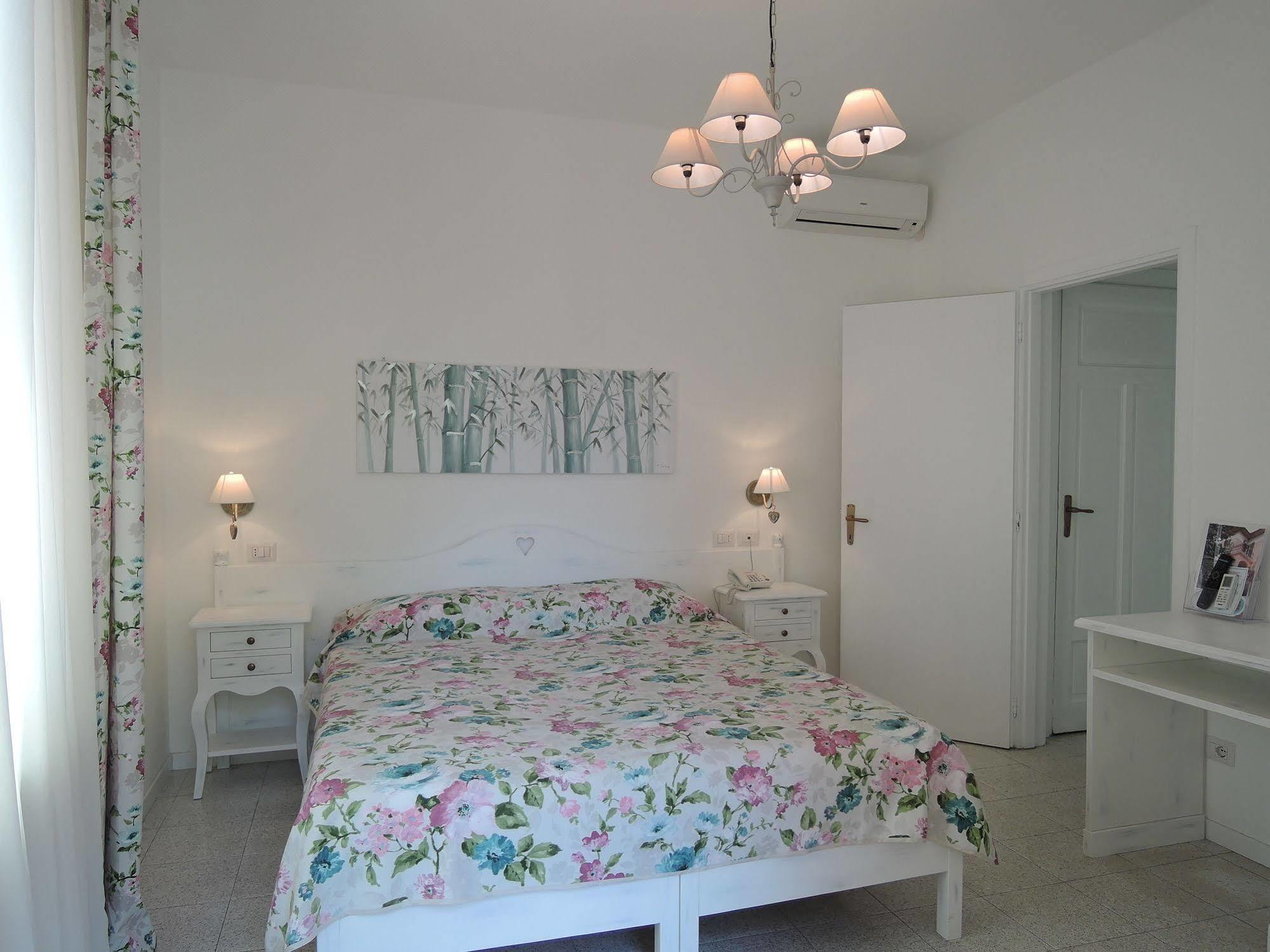 Hotel La Scogliera Bordighera Buitenkant foto