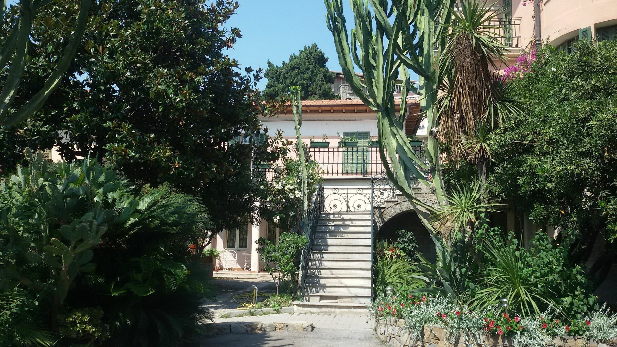 Hotel La Scogliera Bordighera Buitenkant foto
