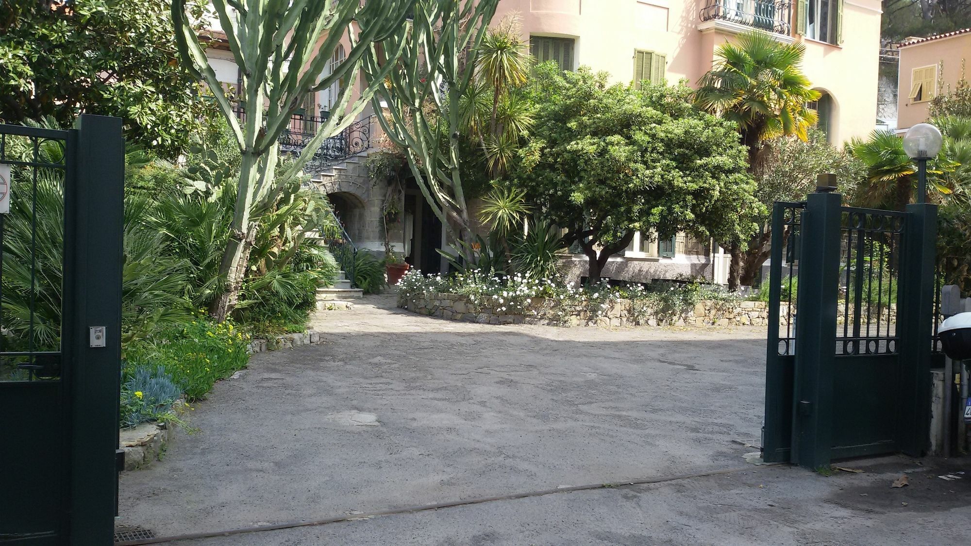 Hotel La Scogliera Bordighera Buitenkant foto
